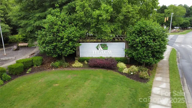 a view of a back yard