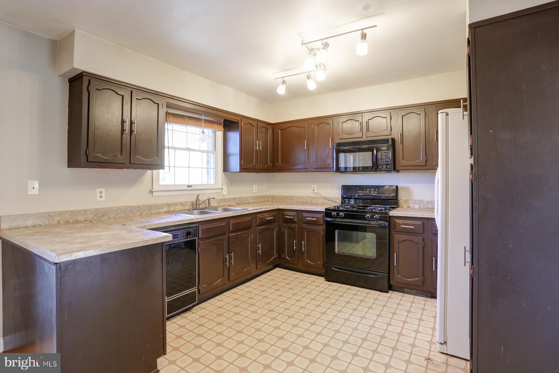 1359 Bonbar Road York, PA 17403 - Photo 10 of 24 Gallery Image 10