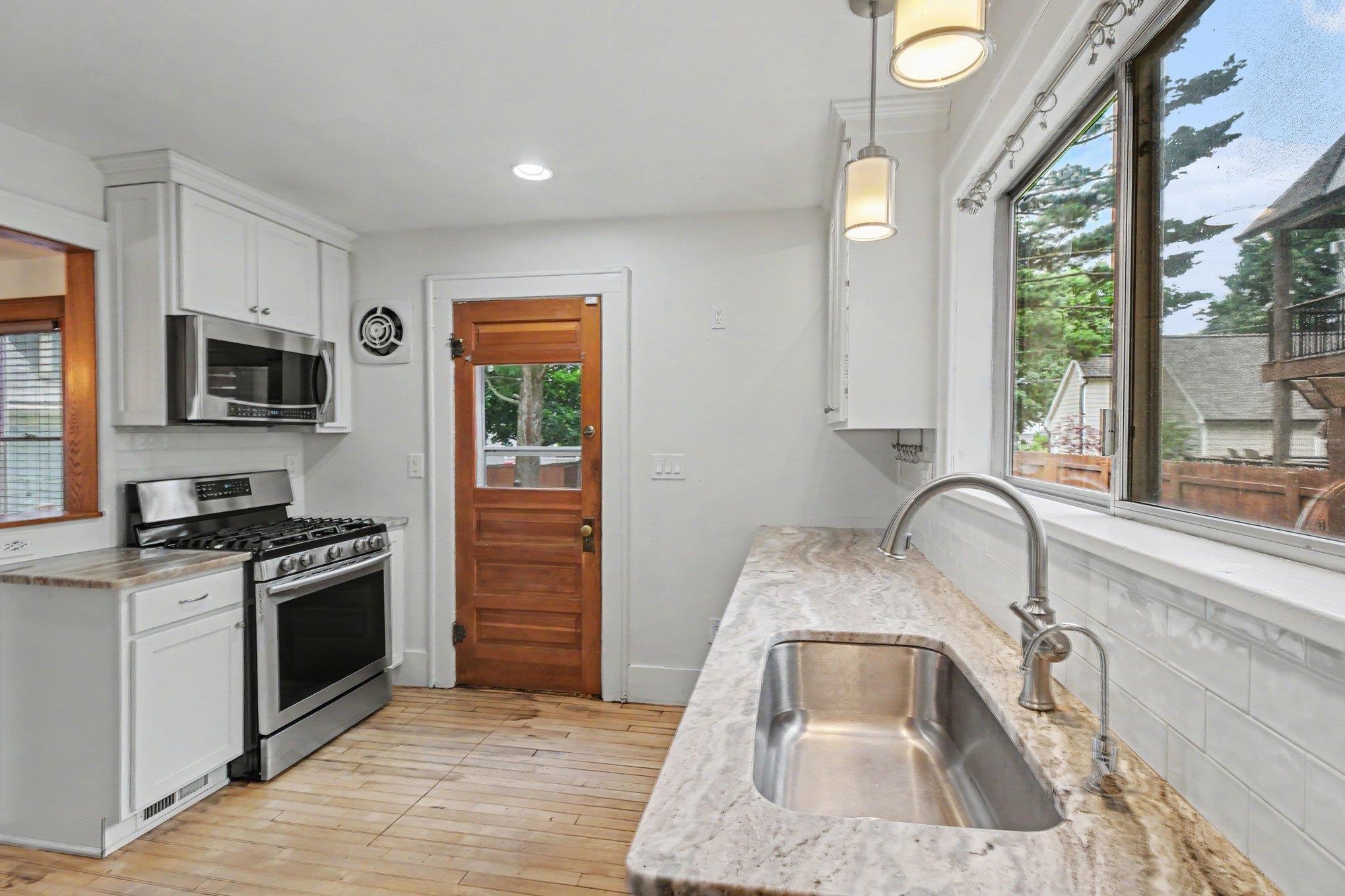 127 Drace Street Rochester, MI 48307 - Photo 7 of 20 50213291-b81cee8d-7f30-486c-afe5-fa94b045c342.JPG