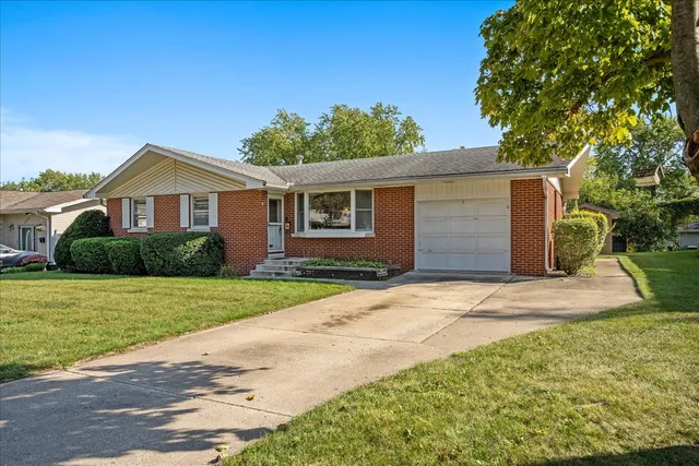 $350,000 | 328 West State Street, North Aurora, IL 60542