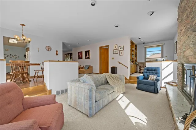 $350,000 | 328 West State Street, North Aurora, IL 60542