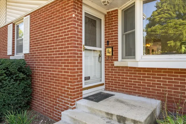 $350,000 | 328 West State Street, North Aurora, IL 60542