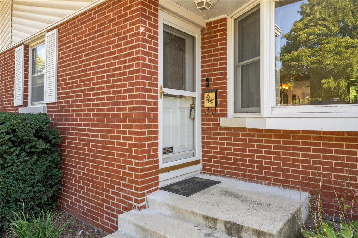 328 West State Street North Aurora, IL 60542 - Photo 4 of 31