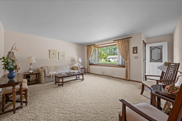 $350,000 | 328 West State Street, North Aurora, IL 60542