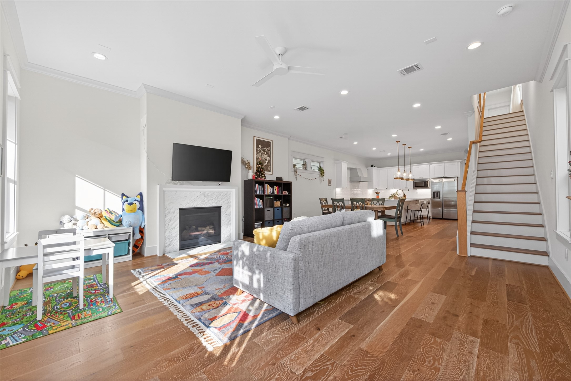 515 West 25th Street Houston, TX 77008 - Photo 4 of 35 Open layout seamlessly connects the family room, dining area, and kitchen, all wrapped in beautifully finished 5” French Oak wood floors for a warm and cohesive feel throughout.