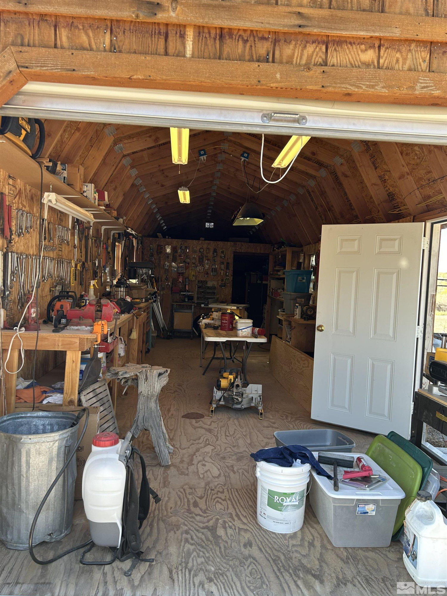 13200 Carson Highway Fallon, NV 89406 - Photo 20 of 35 a room with lots of white furniture and potted plants