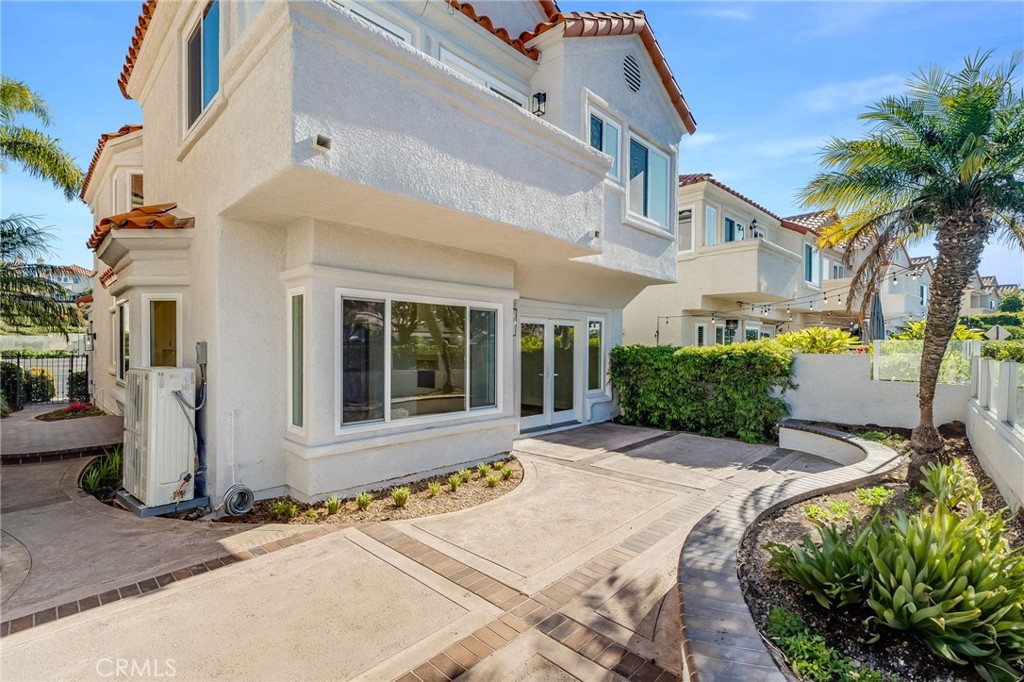 25 St John Dana Point, CA 92629 - Photo 8 of 17 a front view of a house with garden
