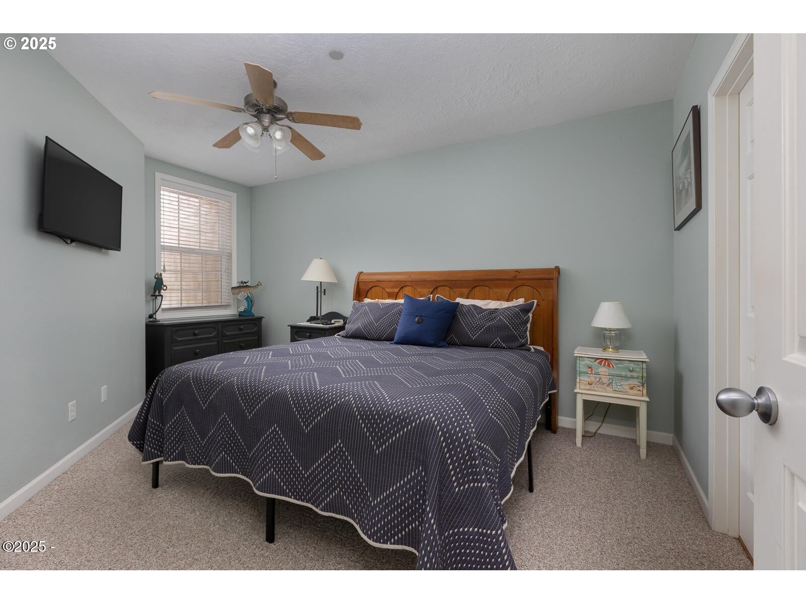 1113 Highway 101, Unit 48 Depoe Bay, OR 97341 - Photo 25 of 40 a bedroom with a bed and a flat screen tv