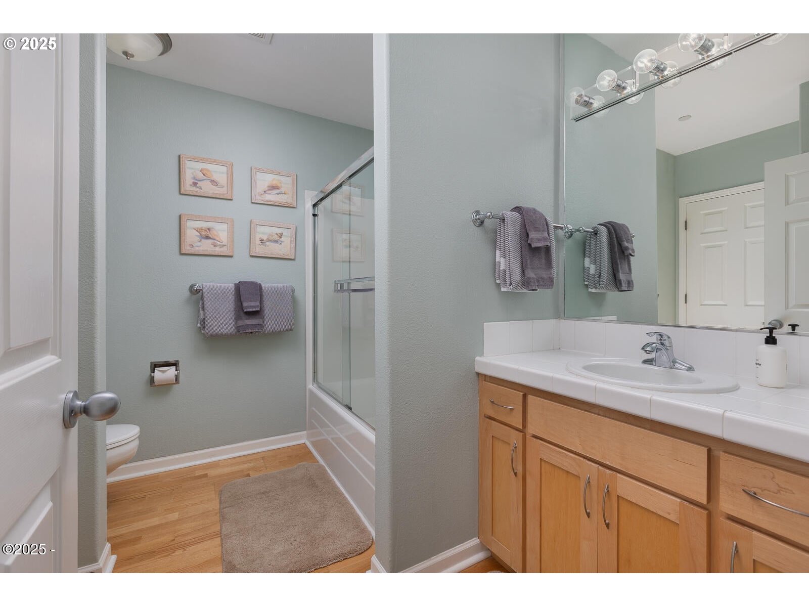 1113 Highway 101, Unit 48 Depoe Bay, OR 97341 - Photo 26 of 40 a bathroom with a sink and mirror