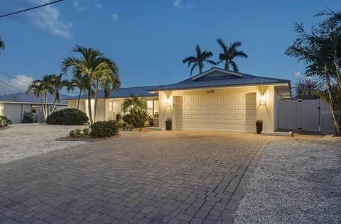 $1,735,000 | 608 Gladstone Lane, Holmes Beach, FL 34217