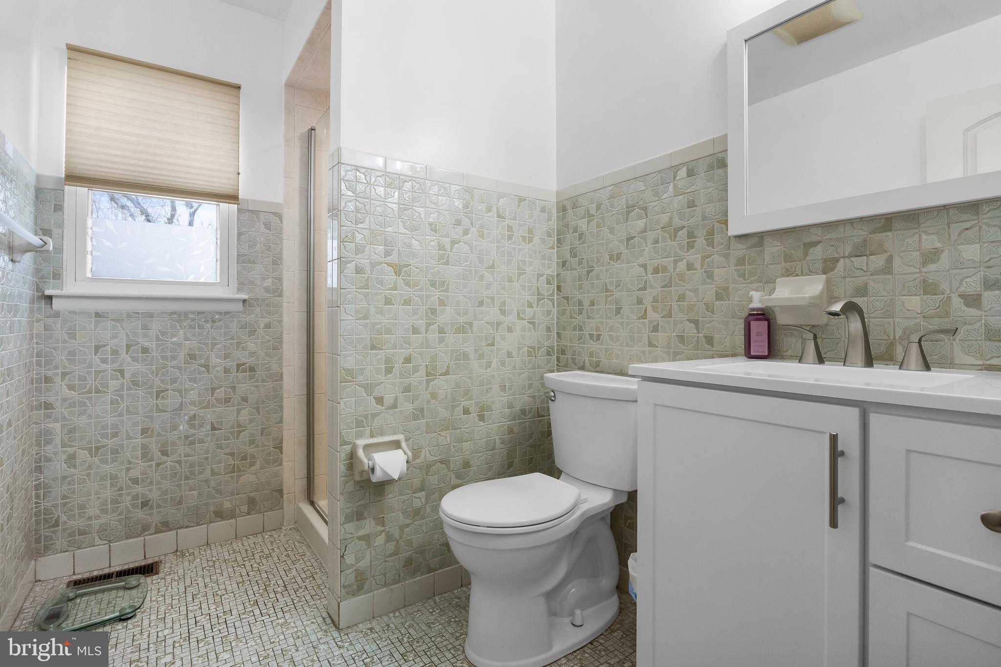 508 Perry Drive Mount Laurel, NJ 08054 - Photo 32 of 61 a bathroom with a toilet a sink and a shower