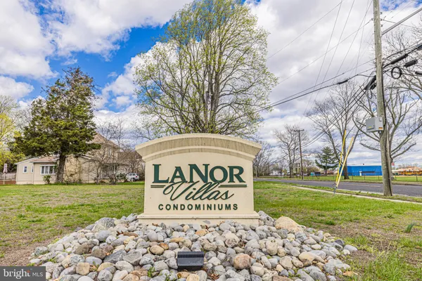 a sign of golf club on a wall
