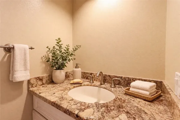 $1,550,000 | 5755 Ave Estoril, Long Beach, CA 90814