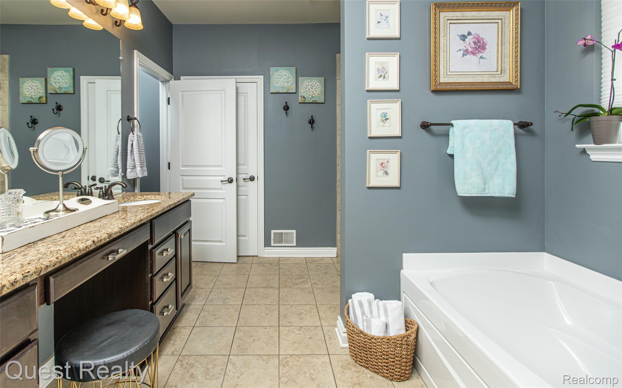 6985 Oakhurst Ridge Road Clarkston, MI 48348 - Photo 34 of 47 -20.jpg