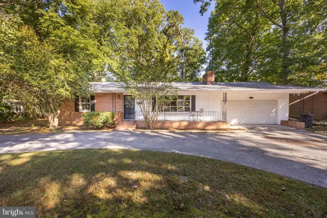 a view of a yard in front of house