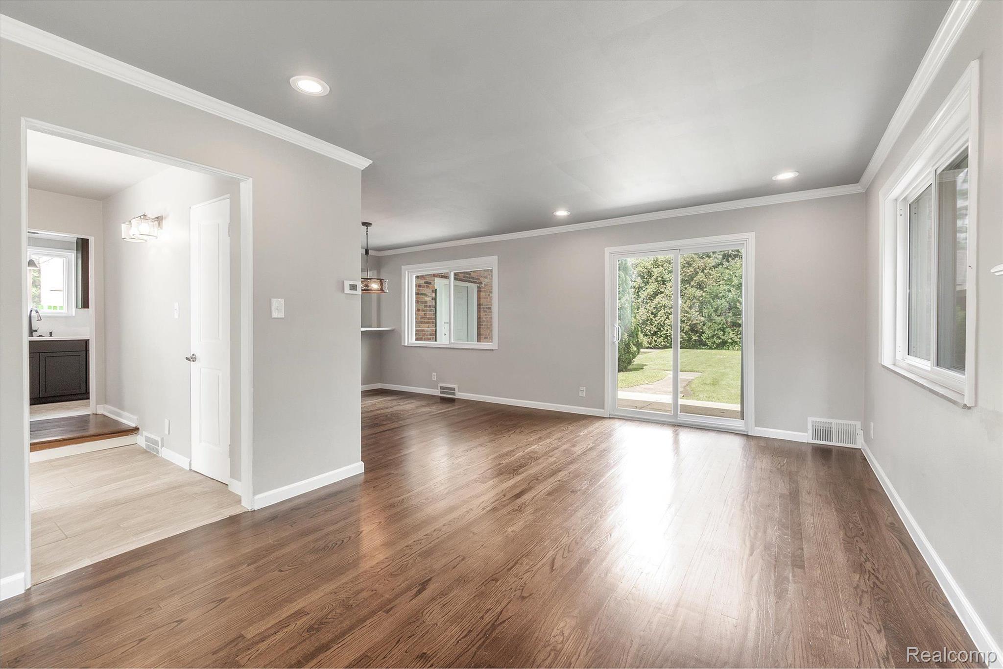 1058 Roslyn Road Grosse Pointe, MI 48236 - Photo 9 of 43 Living Room