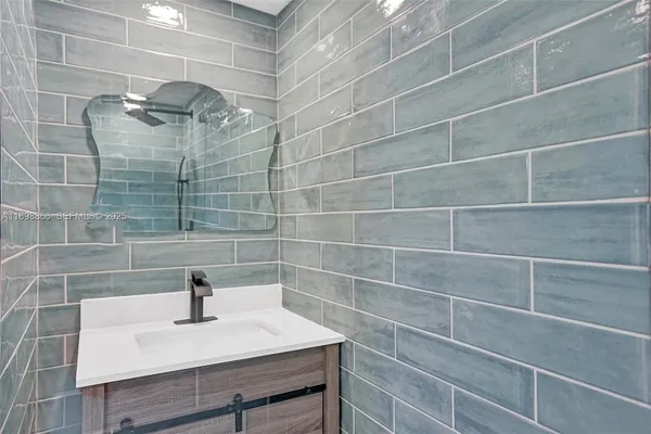 $18,000 | 725 Harrison Street, Hollywood, FL 33019