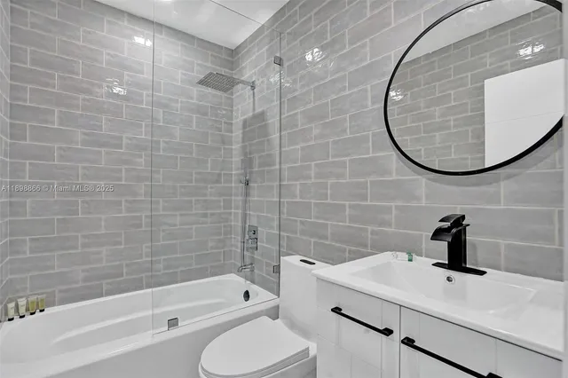 $18,000 | 725 Harrison Street, Hollywood, FL 33019