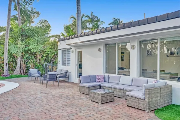 $18,000 | 725 Harrison Street, Hollywood, FL 33019