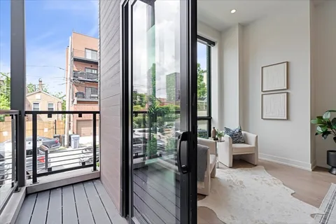 $899,900 | 1541 West Pearson Street, Unit 1, Chicago, IL 60642