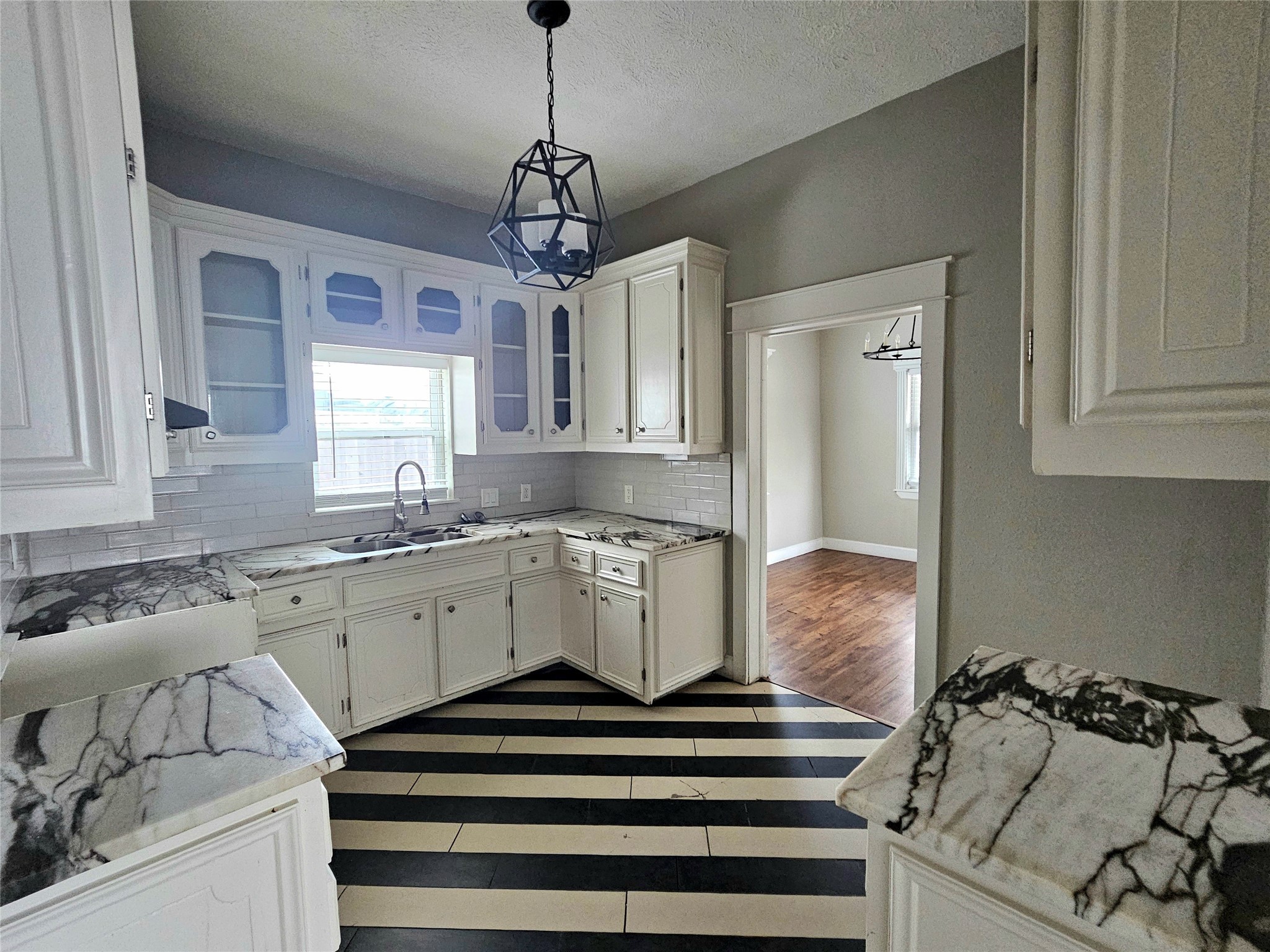 614 North York Street Houston, TX 77003 - Photo 5 of 15 Main Kitchen