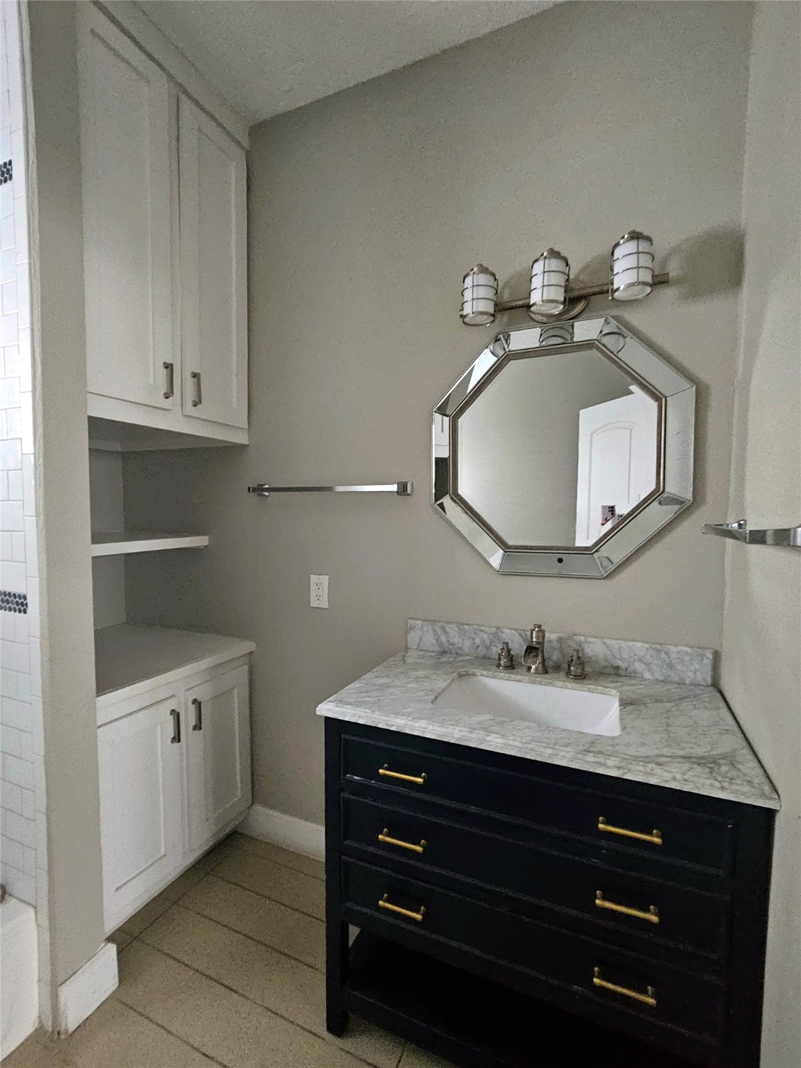 614 North York Street Houston, TX 77003 - Photo 7 of 15 2nd bathroom