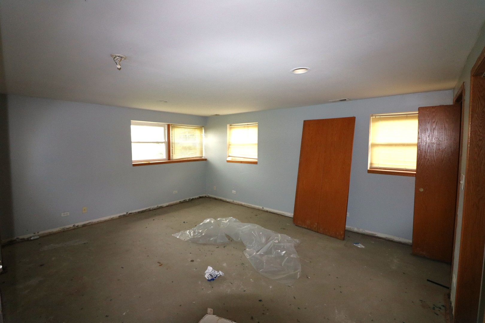 319 Dean Circle Bolingbrook, IL 60440 - Photo 7 of 11 an empty room with windows