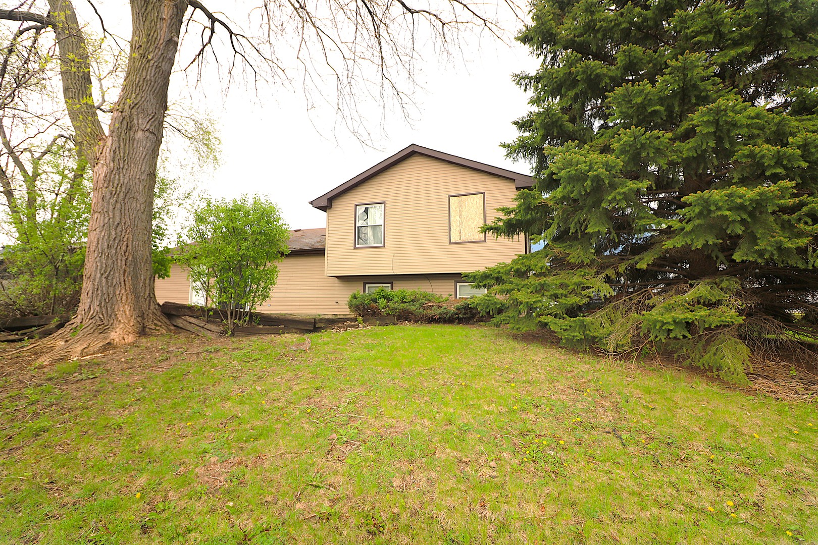 319 Dean Circle Bolingbrook, IL 60440 - Photo 10 of 11 a view of outdoor space and yard