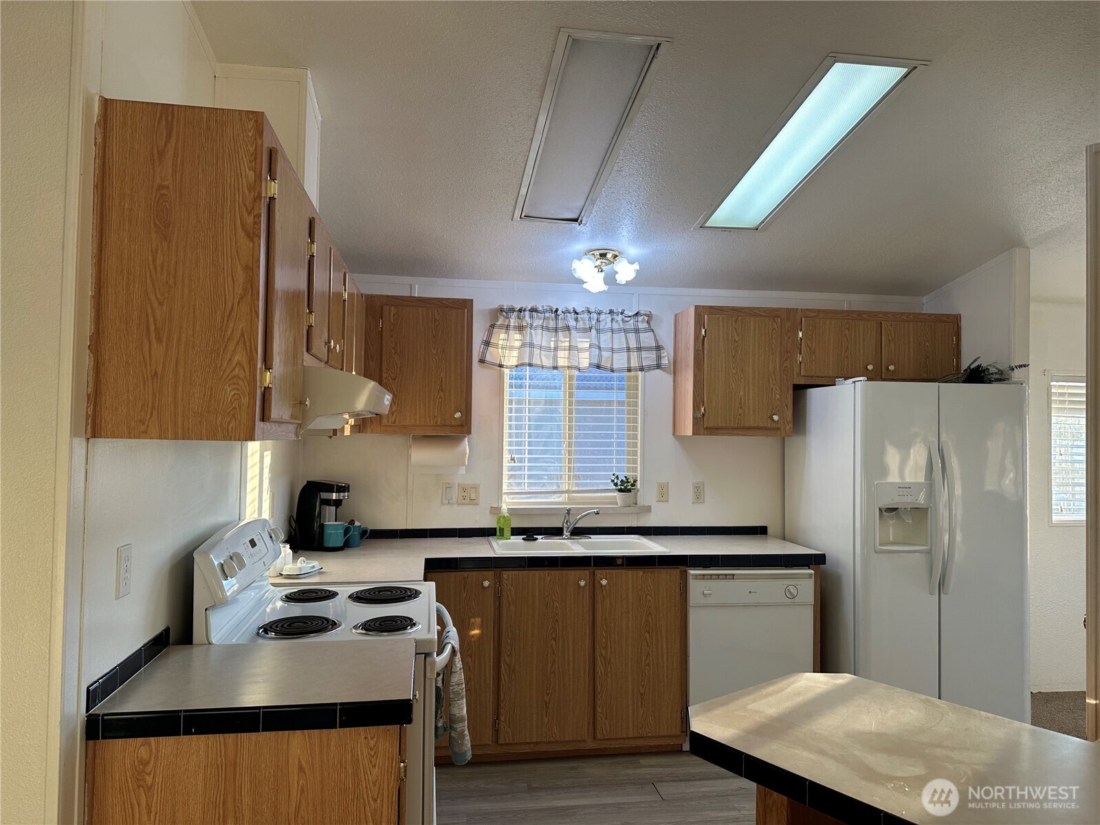 571 Morning View Circle East Wenatchee, WA 98802 - Photo 2 of 9 a kitchen with stainless steel appliances granite countertop a sink stove and refrigerator