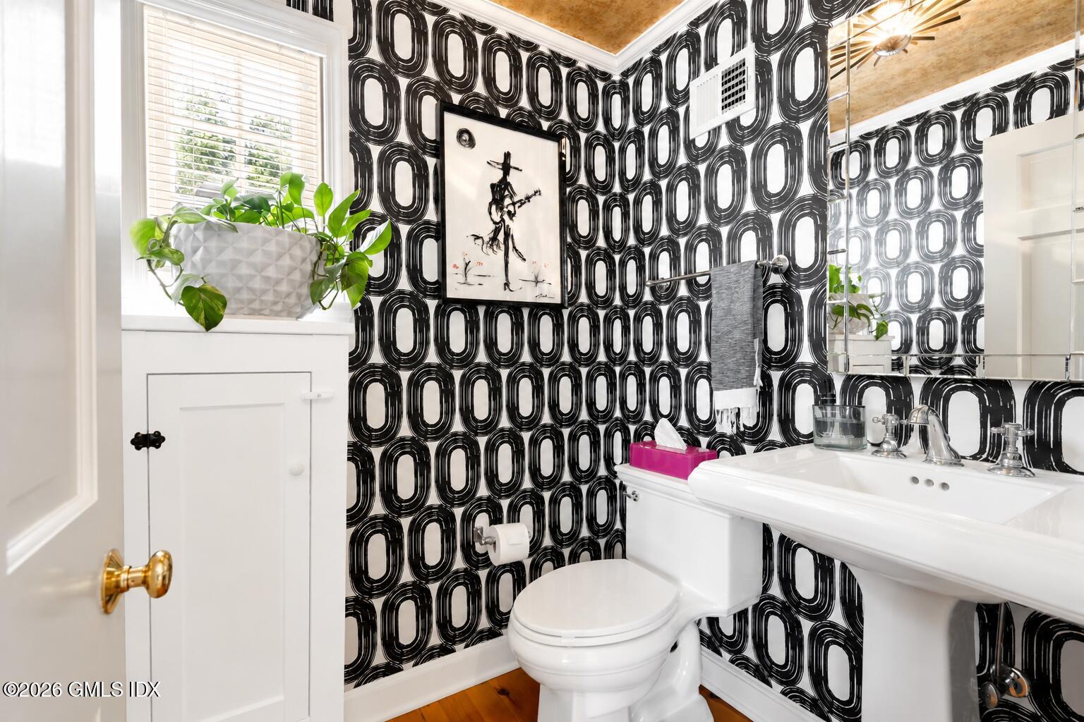 35 Welwyn Road Riverside, CT 06878 - Photo 11 of 31 Powder Room