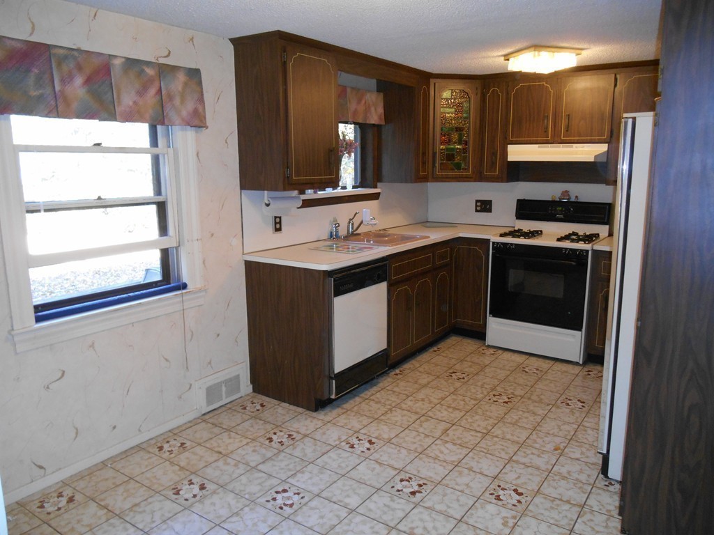 137 Spruce Road Norwood, MA 02062 - Photo 6 of 29 Gallery Image 6