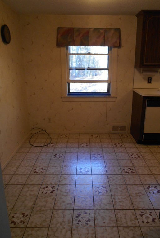 137 Spruce Road Norwood, MA 02062 - Photo 7 of 29 Gallery Image 7