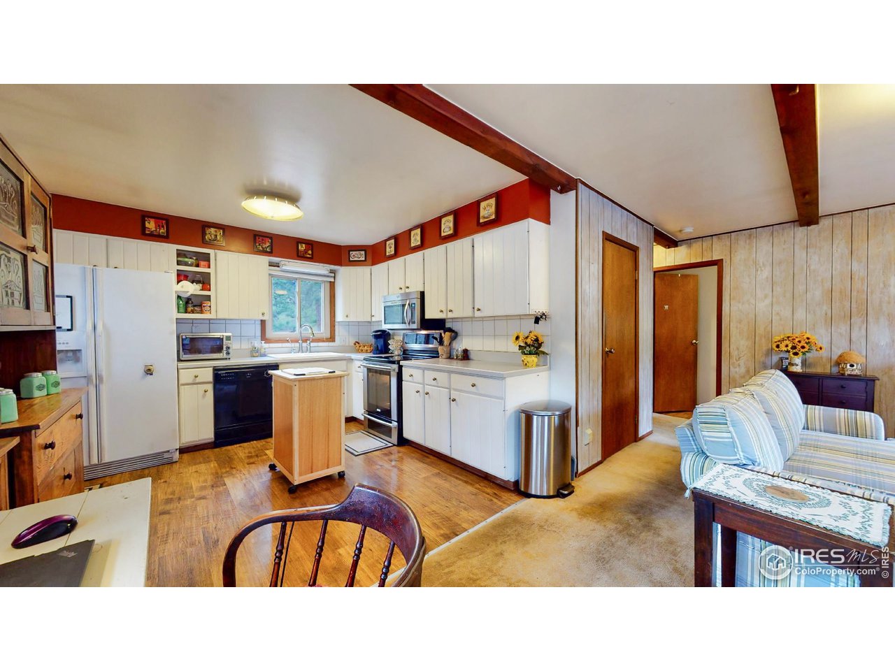 1292 Kiowa Road Lyons, CO 80540 - Photo 11 of 35 Spacious Kitchen