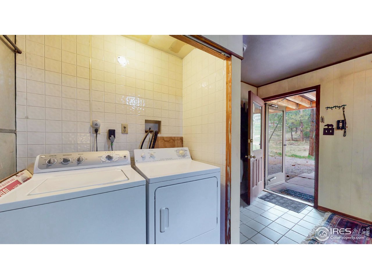 1292 Kiowa Road Lyons, CO 80540 - Photo 25 of 35 Laundry and Walk-out