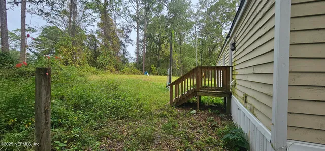a view of a yard in front of house