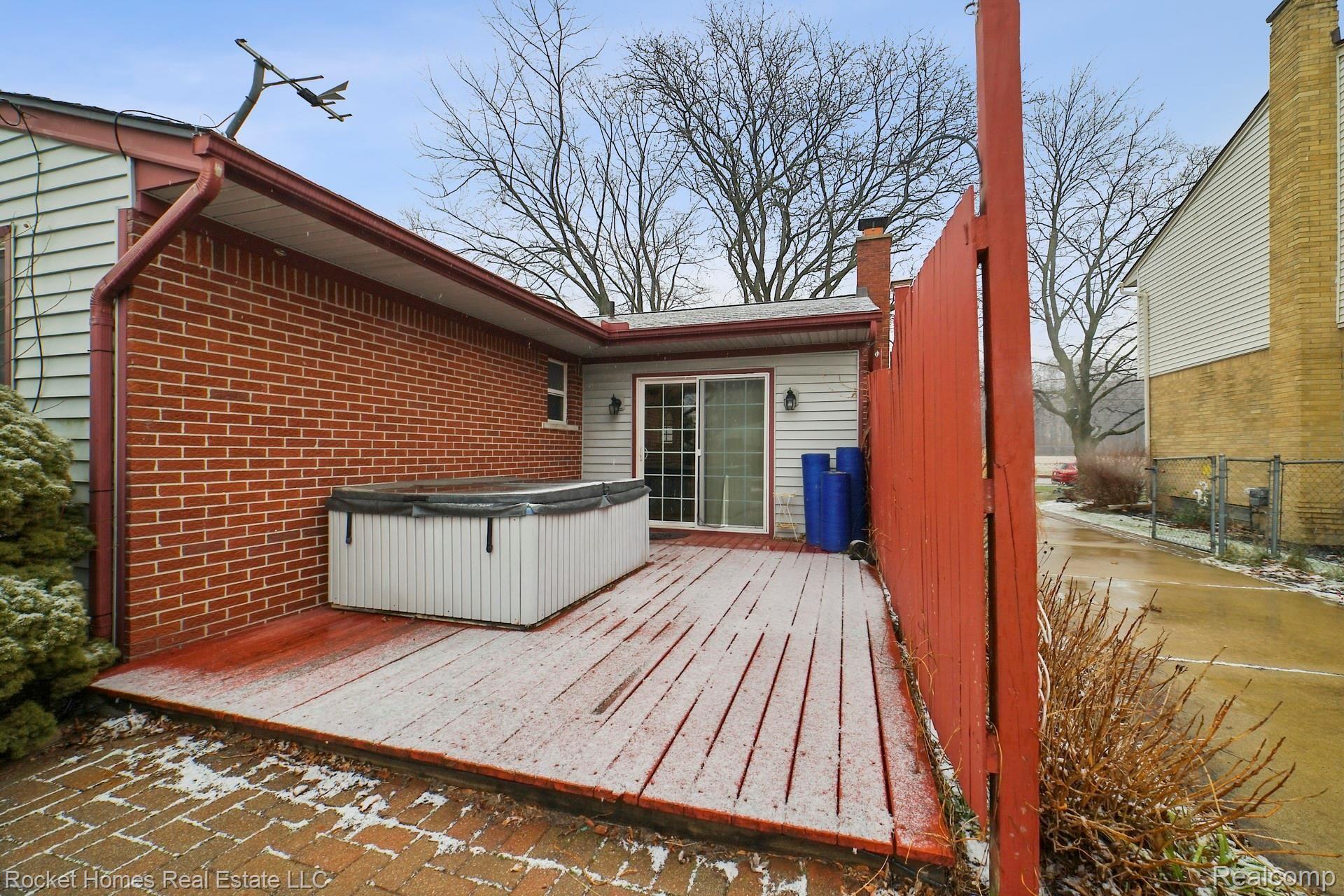 14523 Newburgh Road Livonia, MI 48154 - Photo 27 of 31 026-photo-deck-8870838.jpg