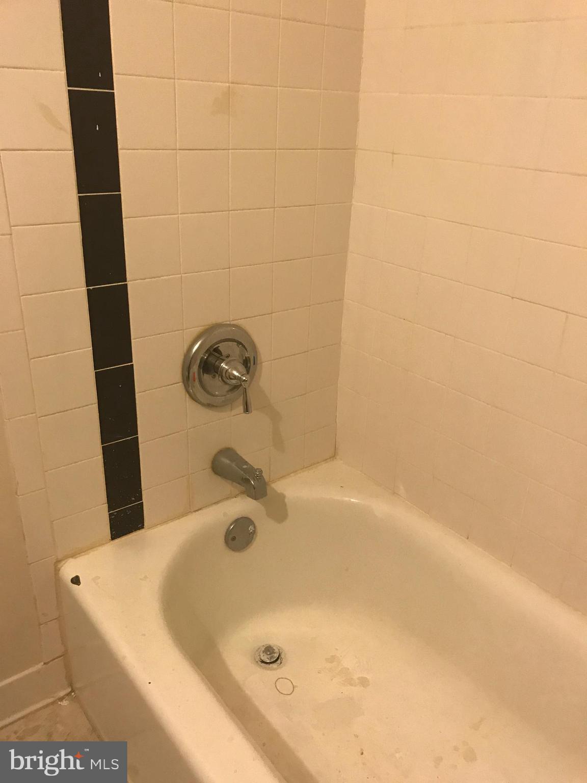 1918 I Street Northeast Washington, DC 20002 - Photo 17 of 29 a bathroom with a tub