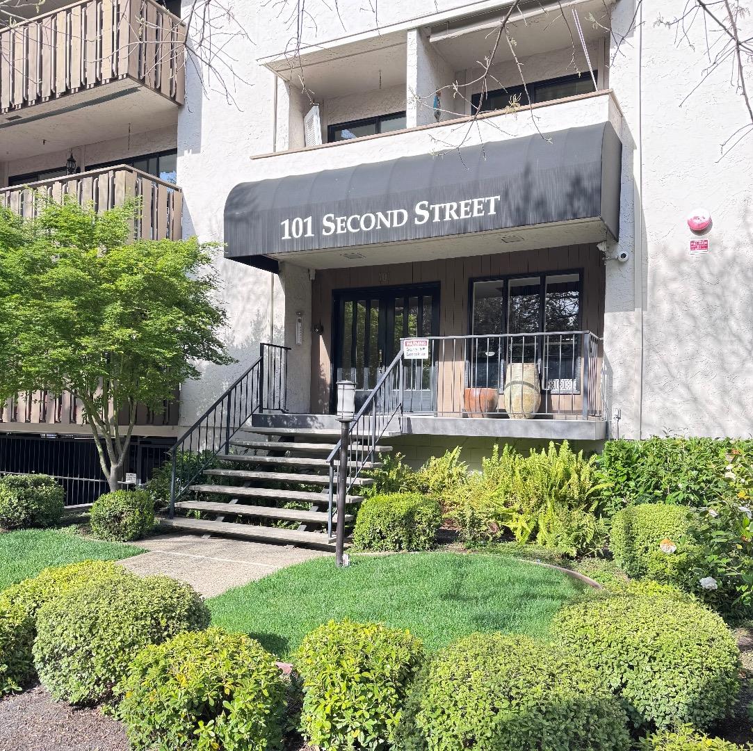 101 2nd Street, Unit 5 Los Altos, CA 94022 - Photo 31 of 48 a front view of a building with garden