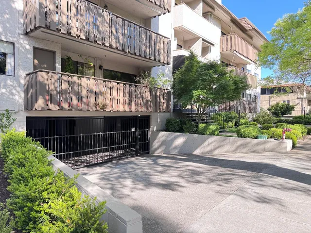 a view of a back yard