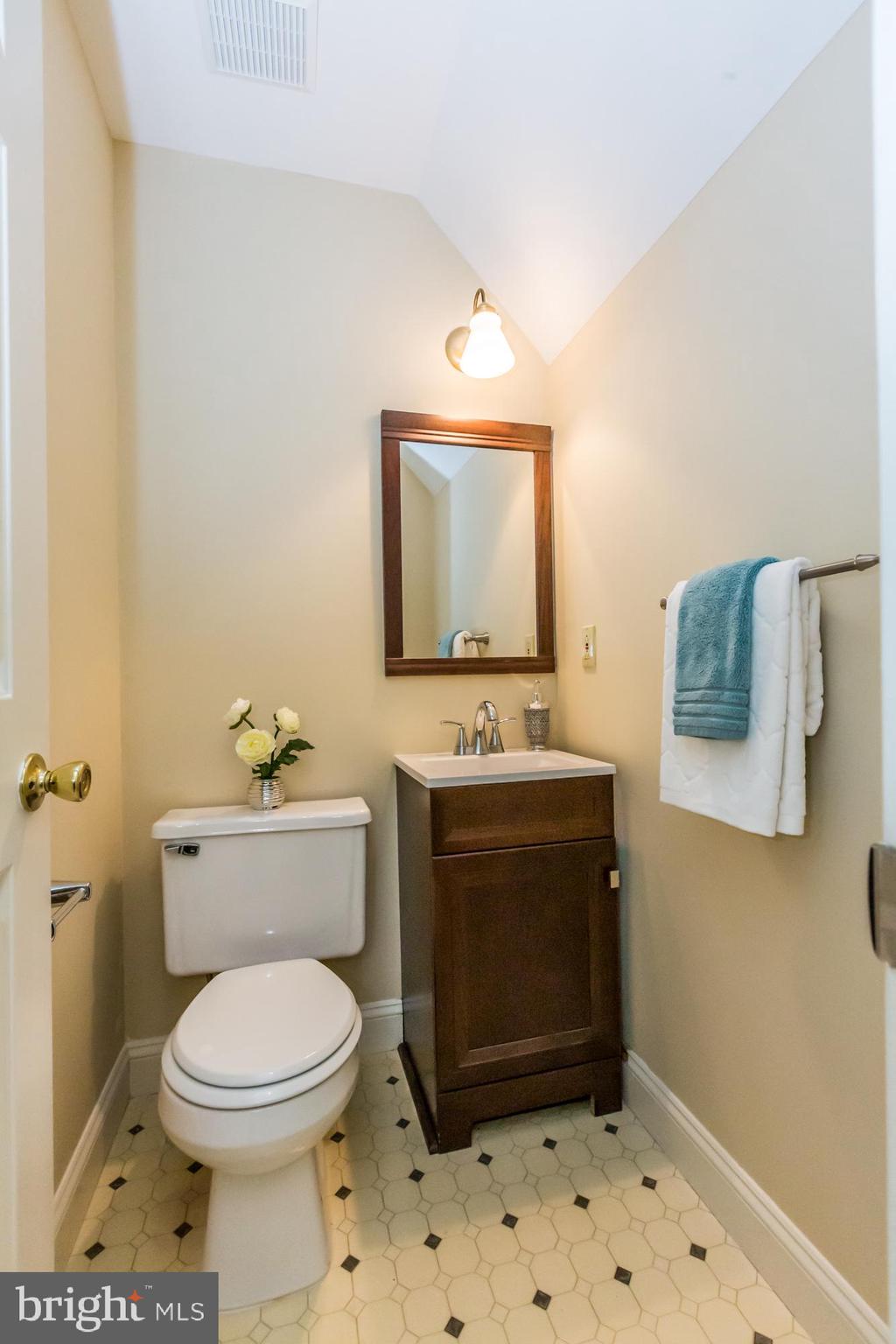 107 River Road Wilmington, DE 19809 - Photo 22 of 44 1st floor Powder Room