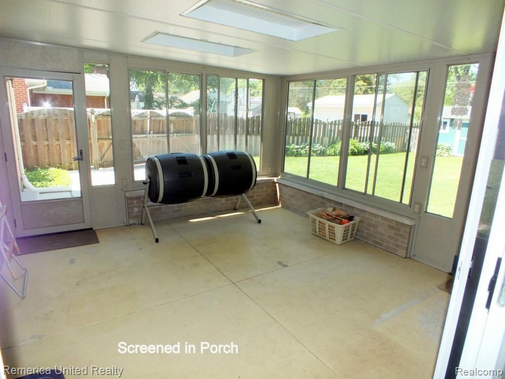 18551 Inkster Road Livonia, MI 48152 - Photo 11 of 30 Screen porch.jpg