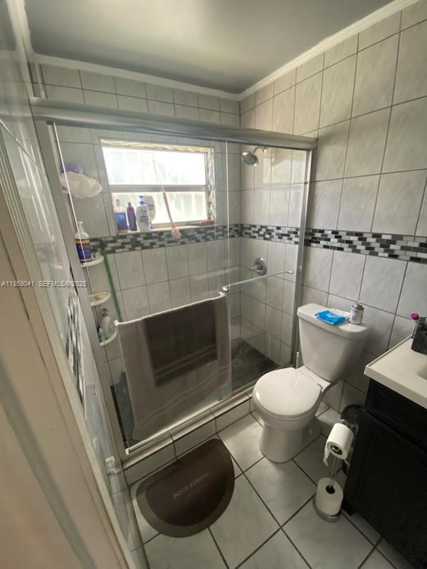 25931 Southwest 130th Avenue Homestead, FL 33032 - Photo 33 of 44 a bathroom with a toilet and a shower