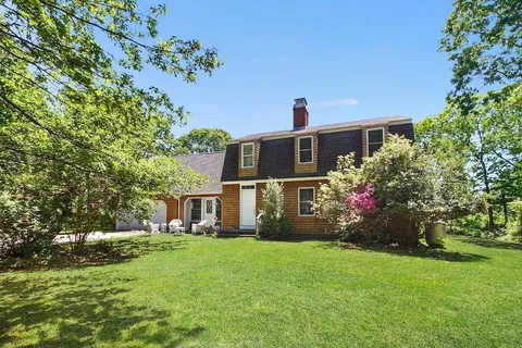 19 Petticoat Lane, Shelter Island Heights, NY 11964