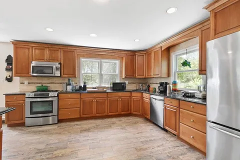 19 Petticoat Lane, Shelter Island Heights, NY 11964