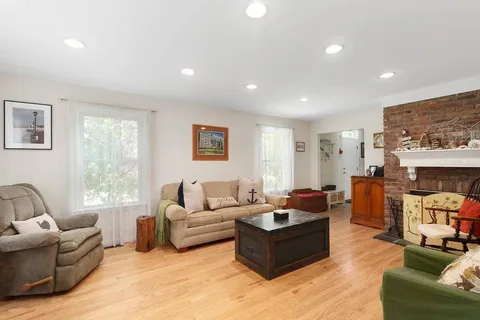 19 Petticoat Lane, Shelter Island Heights, NY 11964