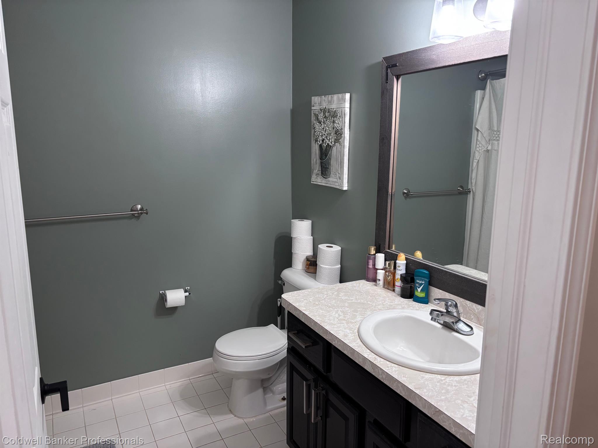 33540 Utica Road, Unit 13 Fraser, MI 48026 - Photo 17 of 20 Main bath