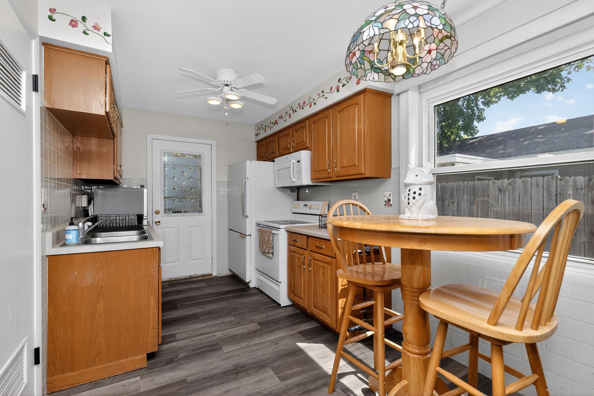 1618 East College Avenue Appleton, WI 54915 - Photo 10 of 18 Dining Area