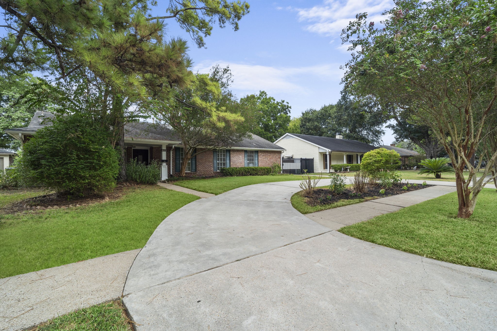 6102 Redding Road Houston, TX 77036 - Photo 3 of 40 A circular driveway offers convenient, easy-access parking for family and guests.