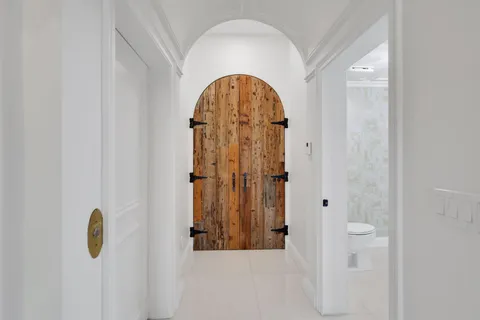 a view of entryway with bathroom