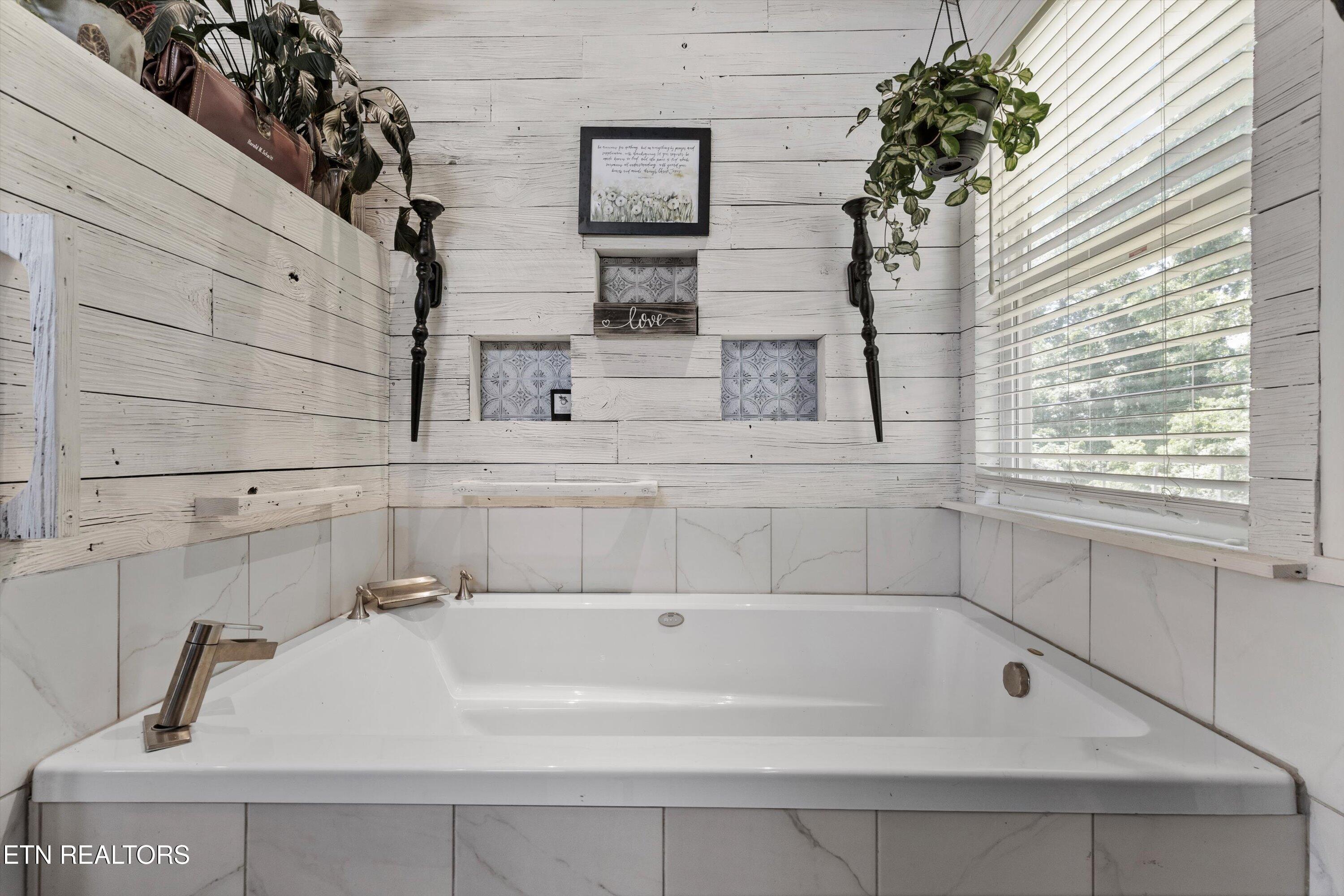 2412 Grey Ridge Road Maryville, TN 37801 - Photo 27 of 48 Master Bath